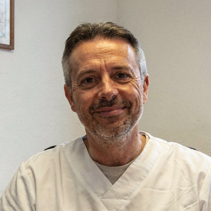 Michel Hasler, spécialiste en soins bucco-dentaires, dans son cabinet